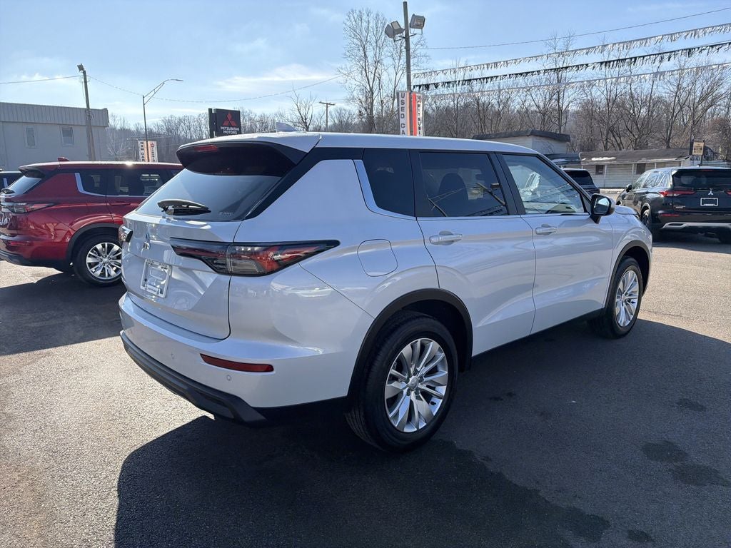 2026 Mitsubishi Outlander ES