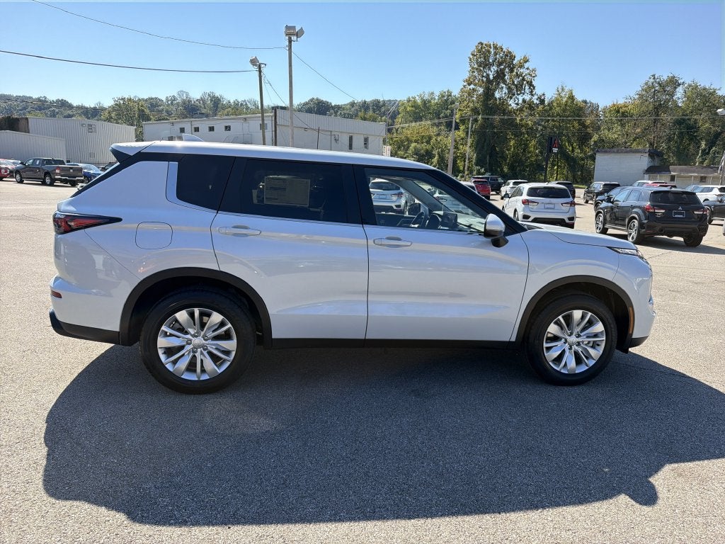 2026 Mitsubishi Outlander ES