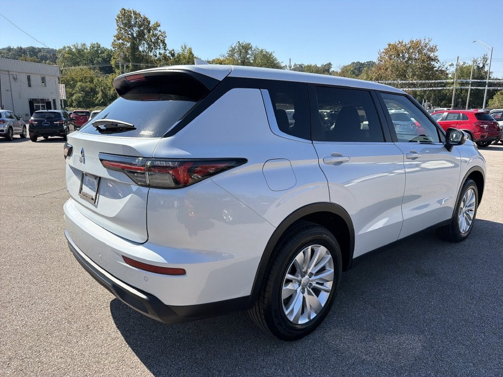 2026 Mitsubishi Outlander ES