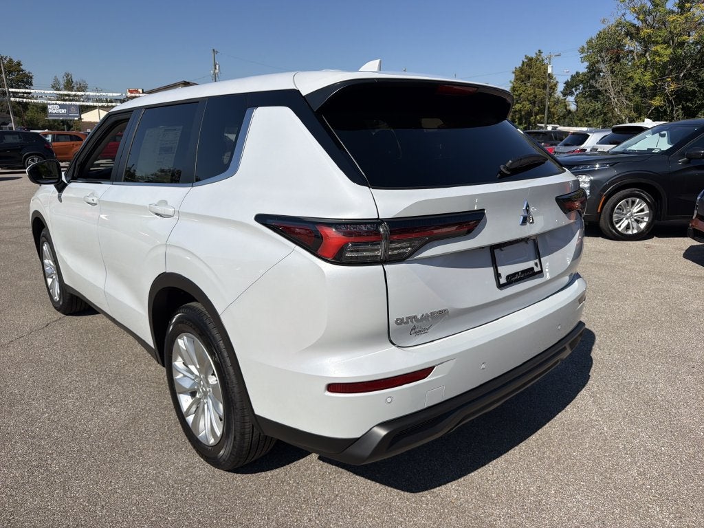 2026 Mitsubishi Outlander ES