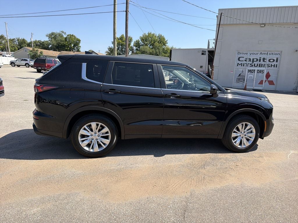 2026 Mitsubishi Outlander ES