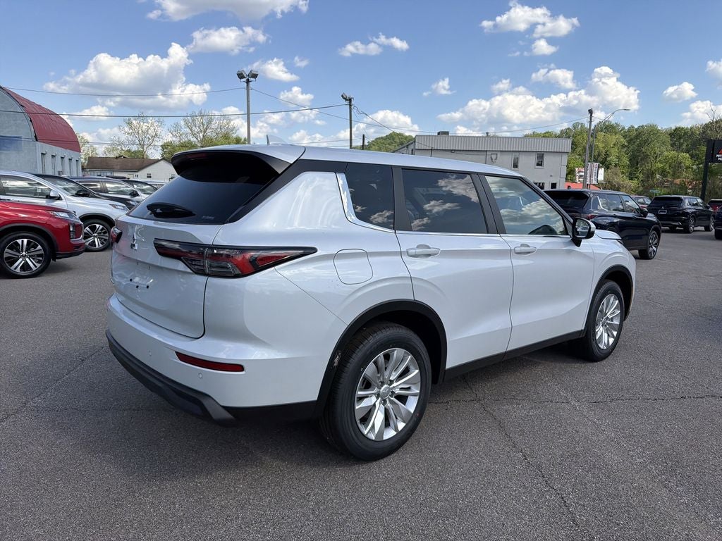 2026 Mitsubishi Outlander ES