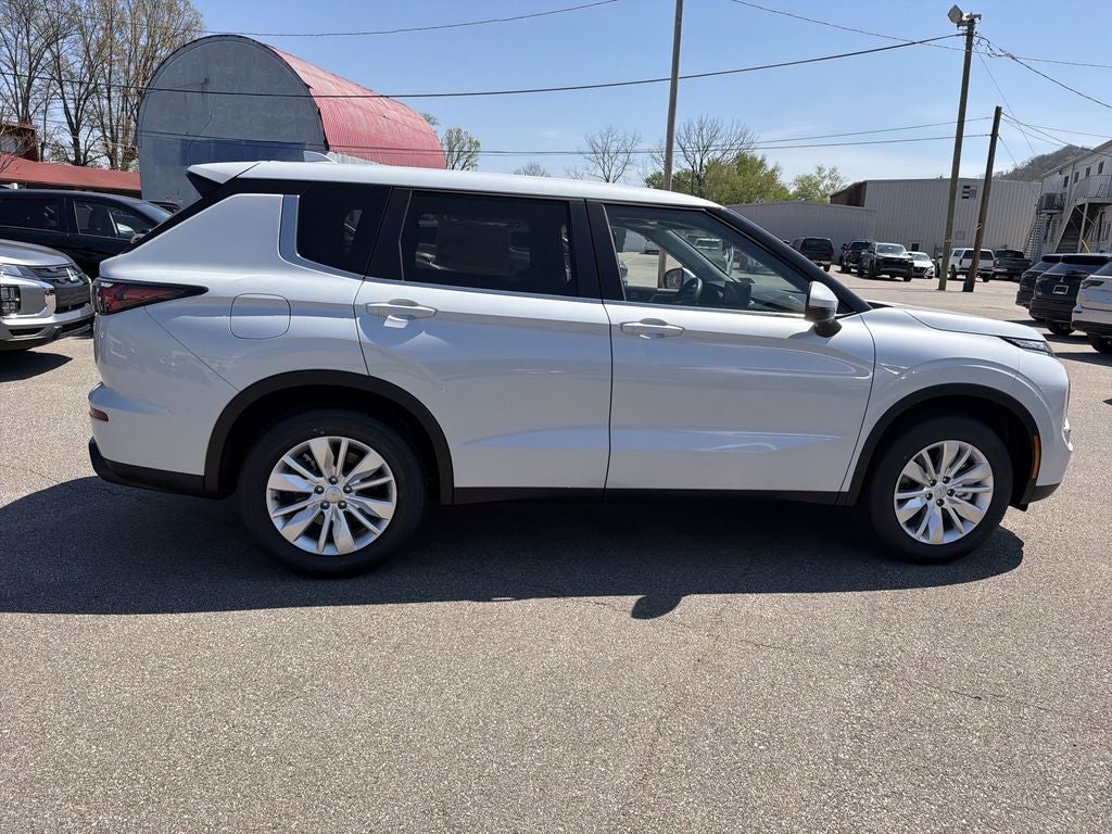 2026 Mitsubishi Outlander ES