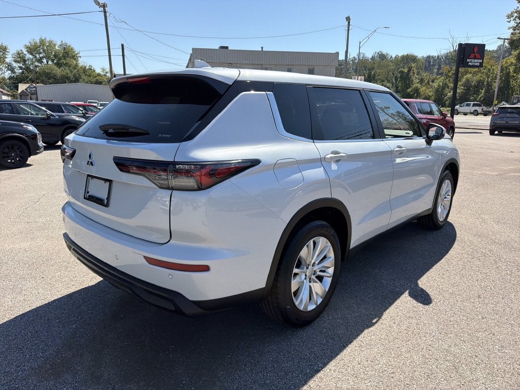 2026 Mitsubishi Outlander ES