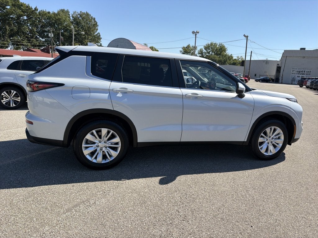2026 Mitsubishi Outlander ES
