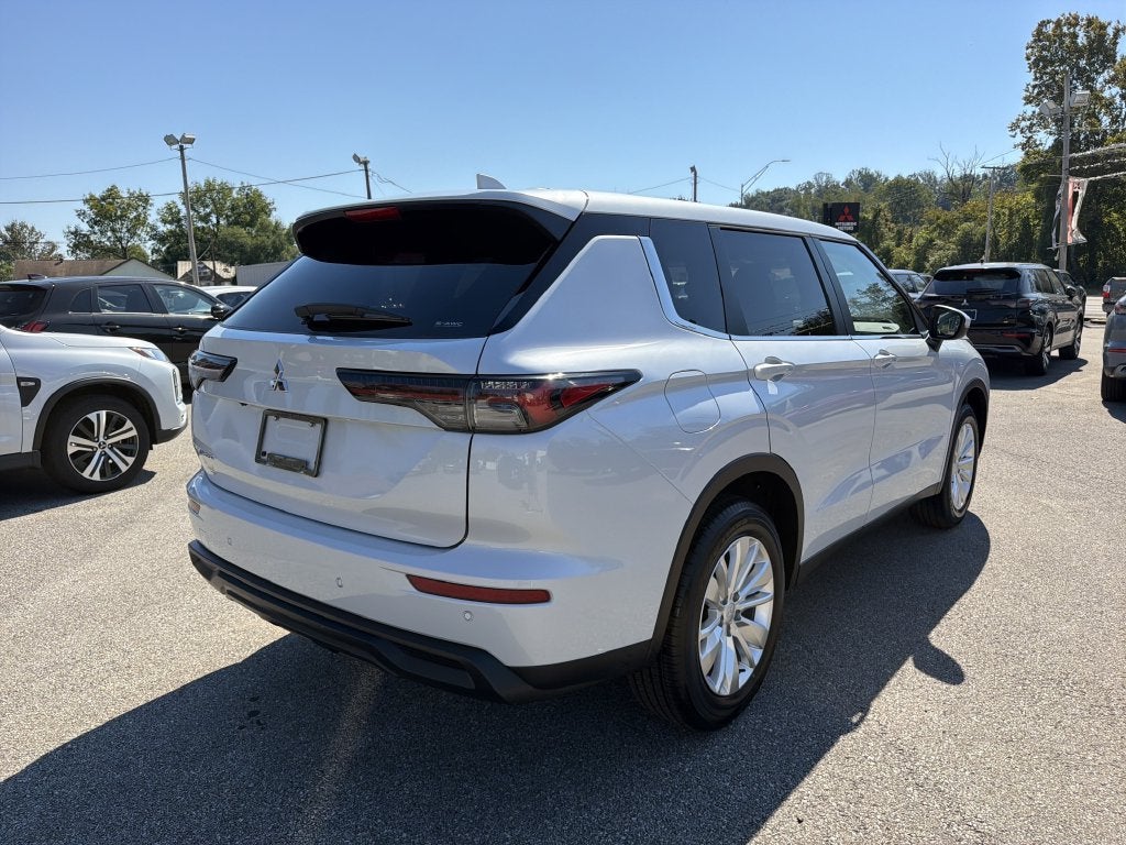 2026 Mitsubishi Outlander ES