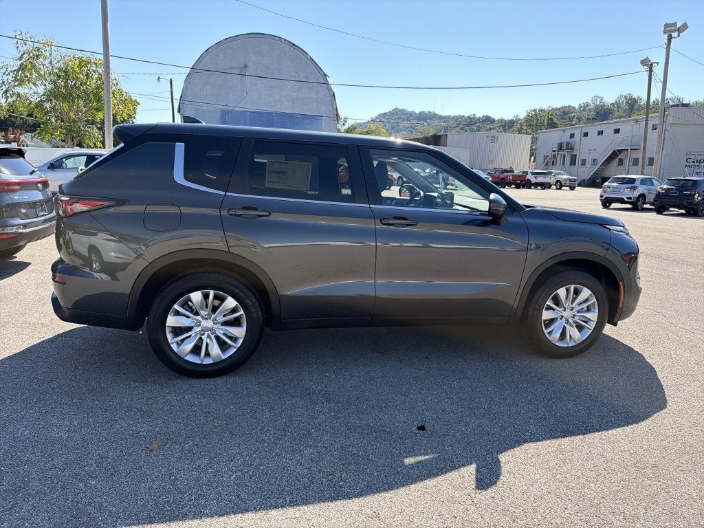 2026 Mitsubishi Outlander ES