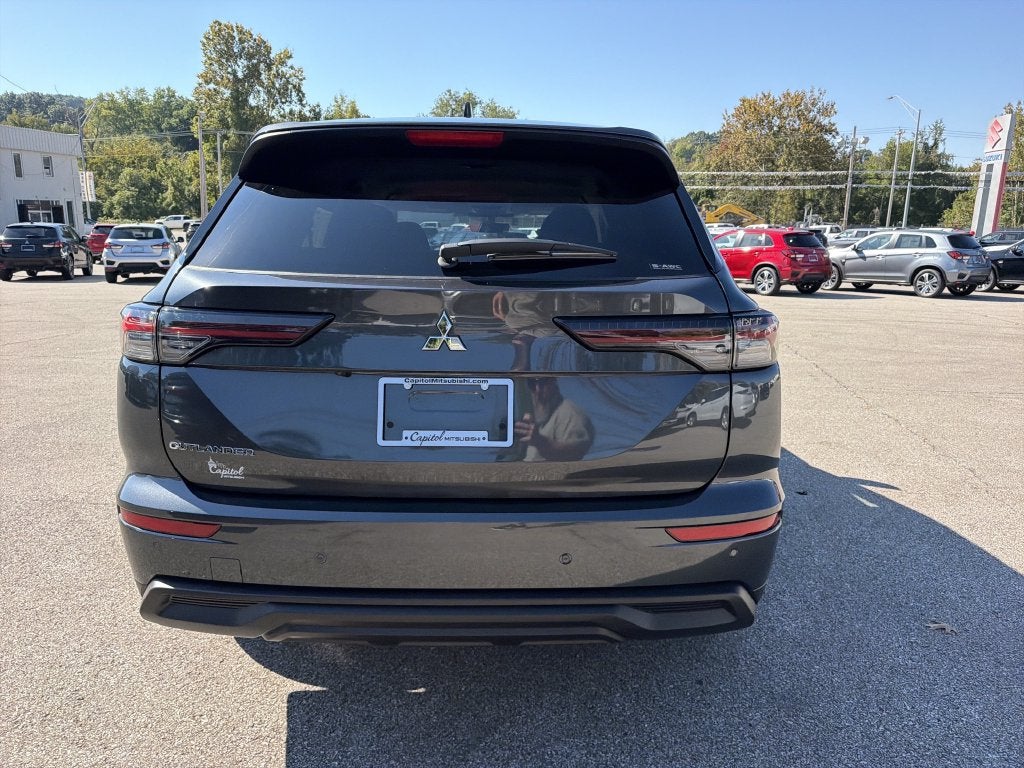 2026 Mitsubishi Outlander ES