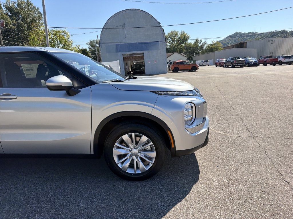 2026 Mitsubishi Outlander ES