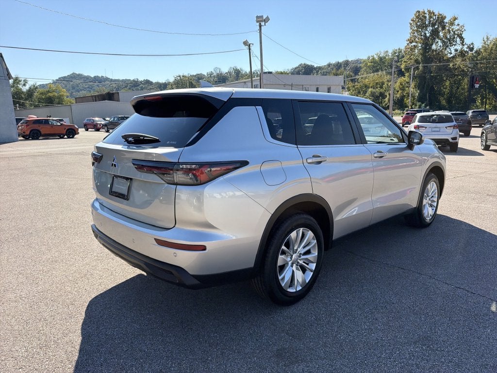 2026 Mitsubishi Outlander ES