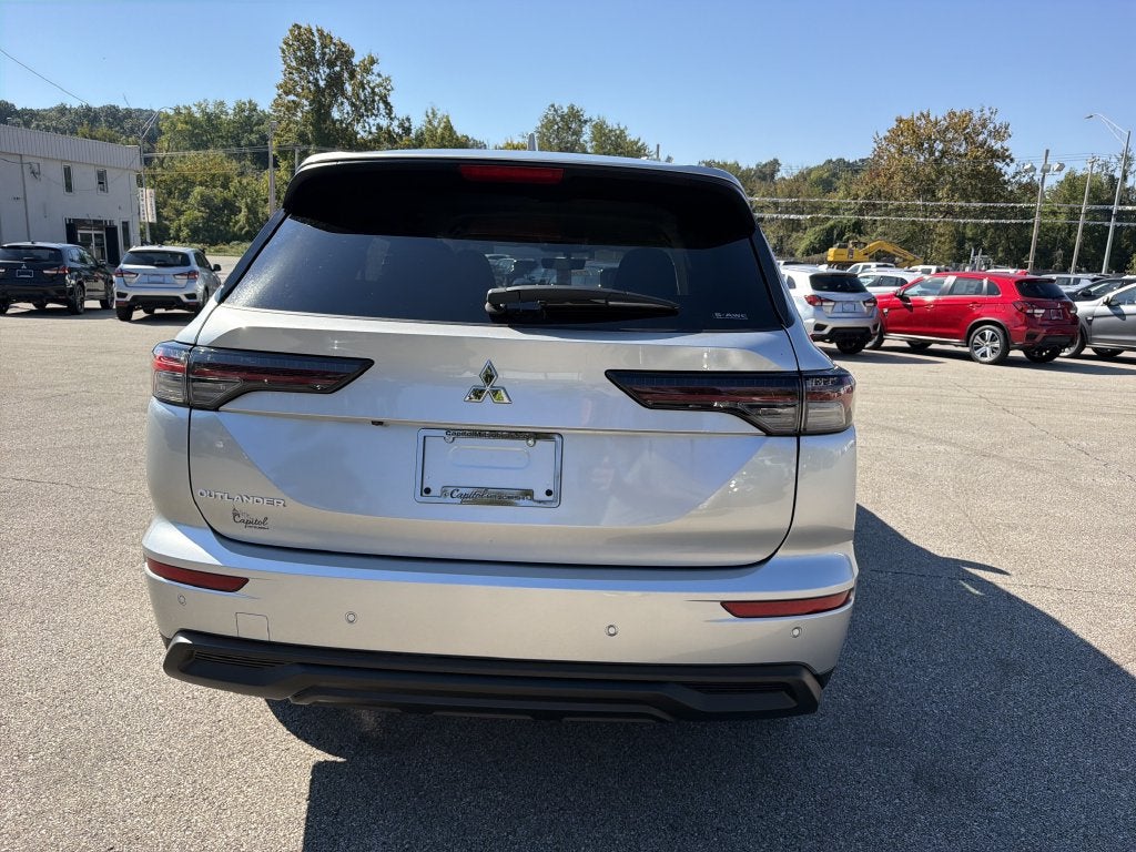 2026 Mitsubishi Outlander ES