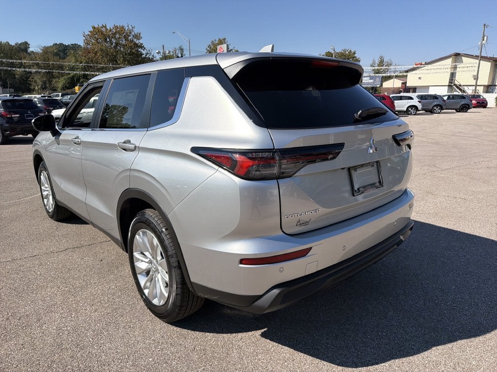 2026 Mitsubishi Outlander ES