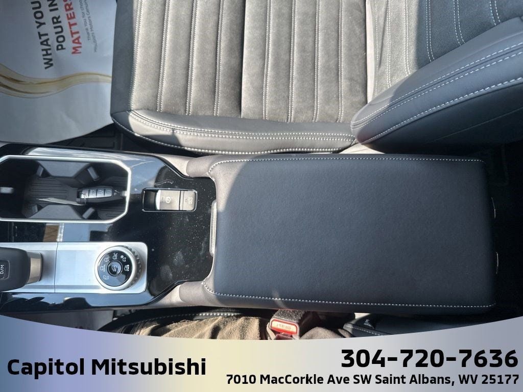 2025 Mitsubishi Outlander SE