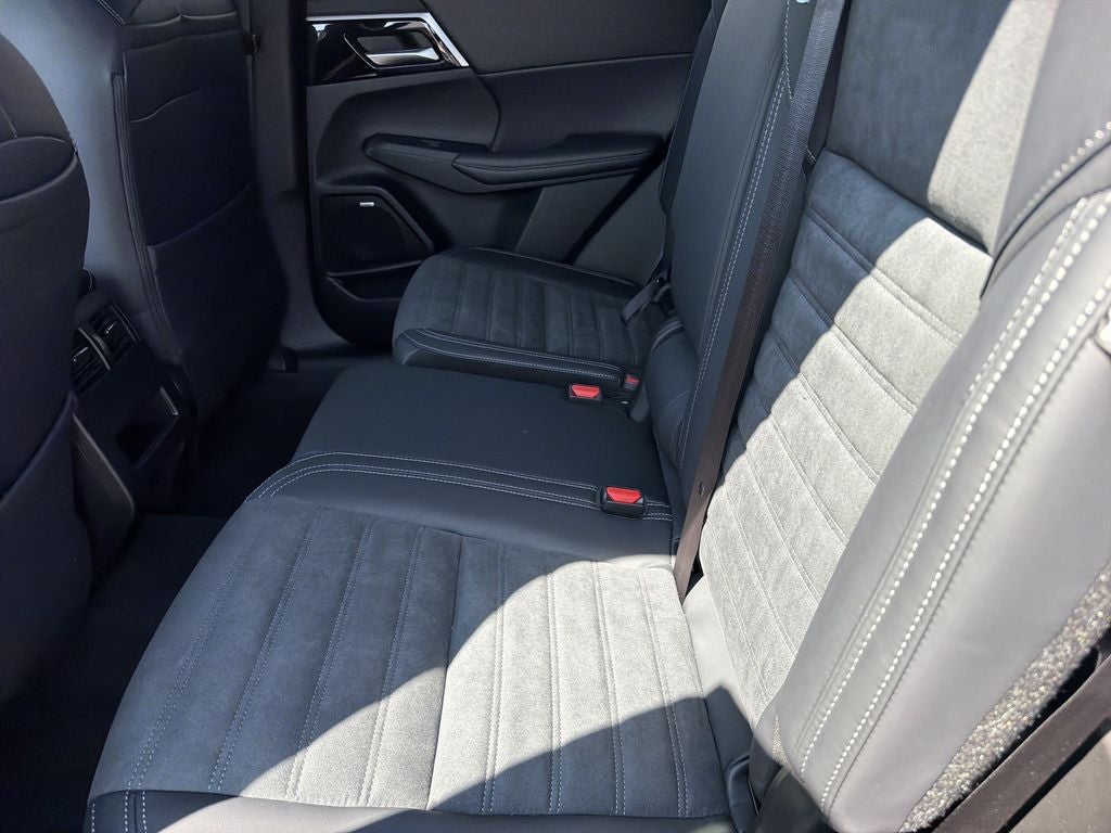 2026 Mitsubishi Outlander LE