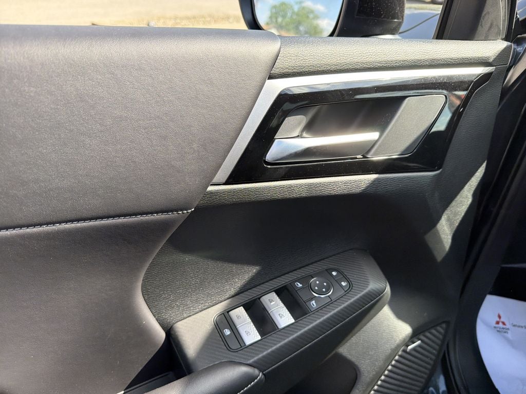 2026 Mitsubishi Outlander LE