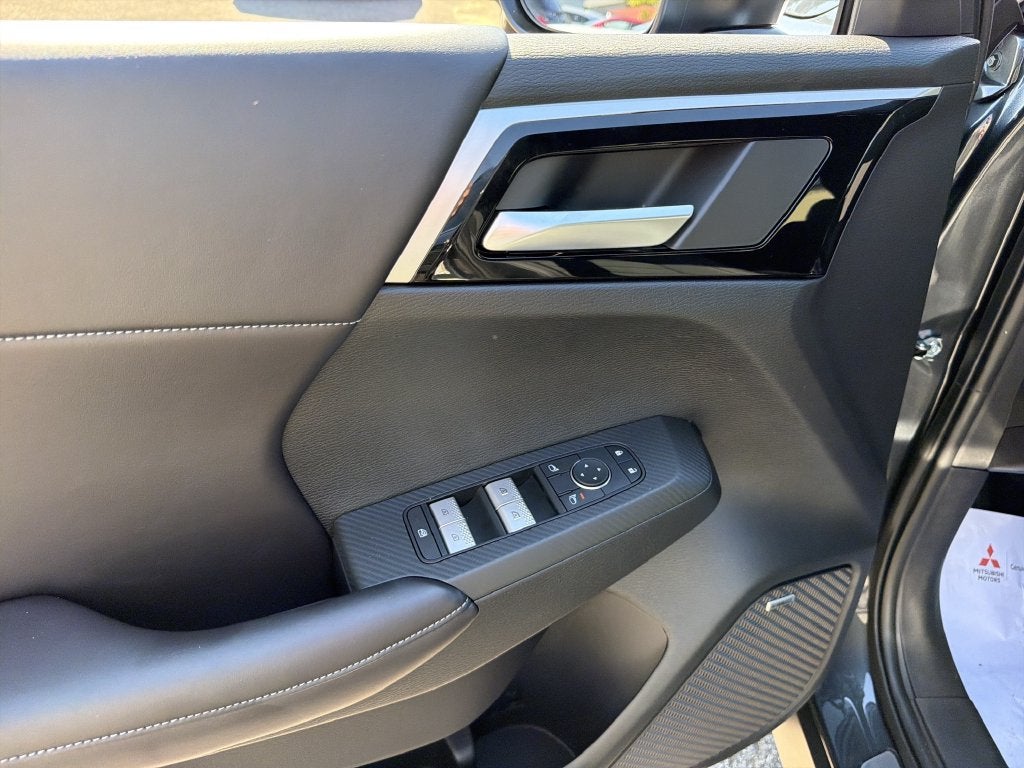 2026 Mitsubishi Outlander LE